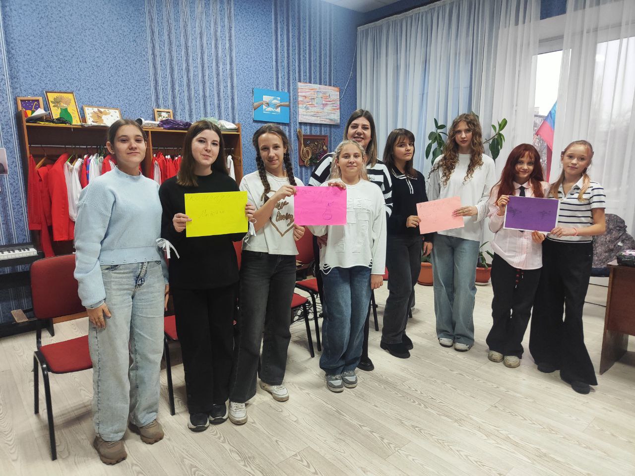 В Кировском городском Дворце культуры состоялся песенный марафон, посвященный Дню доброты «Дорогою добра» В Кировском городском Дворце культуры состоялся песенный марафон, посвященный Дню доброты «Дорогою добра»