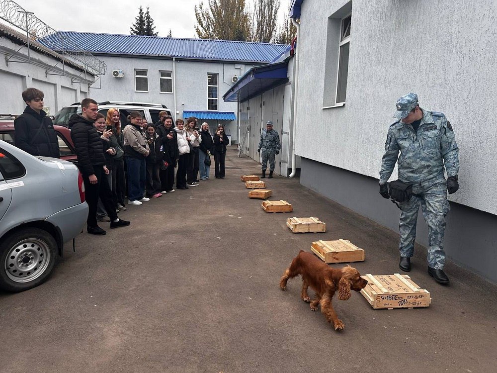 Сотрудники транспортной полиции Луганска провели ознакомительную экскурсию для студентов с линейным отделом полиции Сотрудники транспортной полиции Луганска провели ознакомительную экскурсию для студентов с линейным отделом полиции