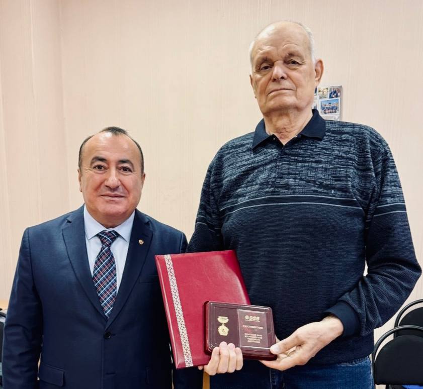 Сегодня от имени Народного Совета ЛНР, руководства ЛГПУ и Всероссийской федерации волейбола поздравил с 75-летием легенду отечественного спорта — Федора Серафимовича Лащёнова!