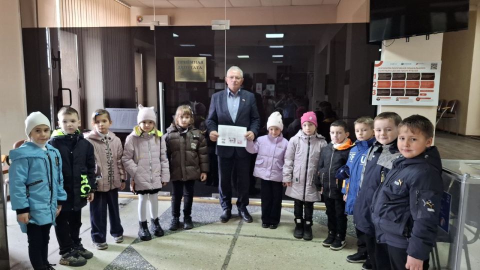 Учащиеся 1-А класса ГБОУ ЛНР "Краснолучской школы № 2" присоединились к всероссийской благотворительной акции "Коробка храбрости" Учащиеся 1-А класса ГБОУ ЛНР "Краснолучской школы № 2" присоединились к всероссийской благотворительной акции "Коробка храбрости"