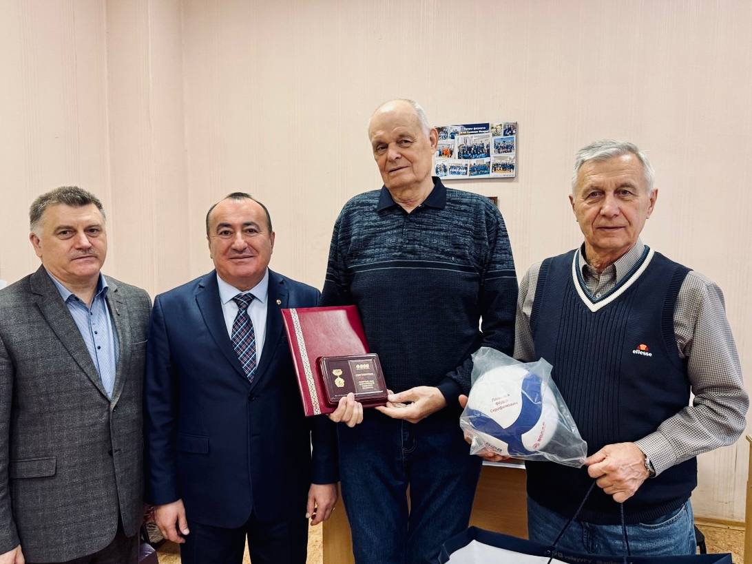 Сегодня от имени Народного Совета ЛНР, руководства ЛГПУ и Всероссийской федерации волейбола поздравил с 75-летием легенду отечественного спорта — Федора Серафимовича Лащёнова! Сегодня от имени Народного Совета ЛНР, руководства ЛГПУ и Всероссийской федерации волейбола поздравил с 75-летием легенду отечественного спорта — Федора Серафимовича Лащёнова!