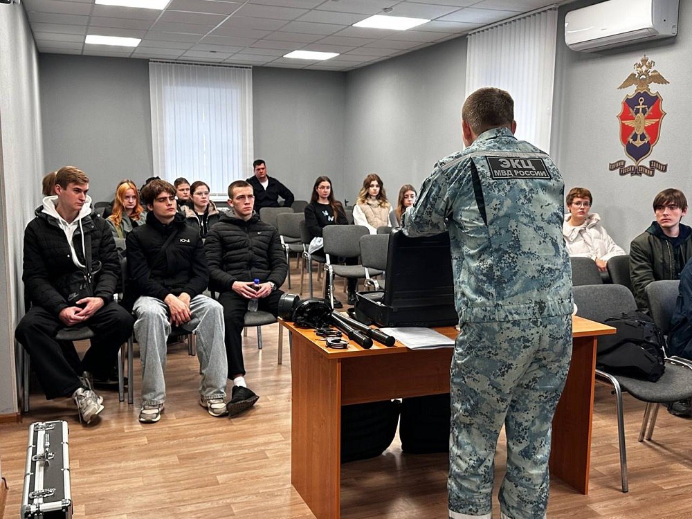 Сотрудники транспортной полиции Луганска провели ознакомительную экскурсию для студентов с линейным отделом полиции Сотрудники транспортной полиции Луганска провели ознакомительную экскурсию для студентов с линейным отделом полиции
