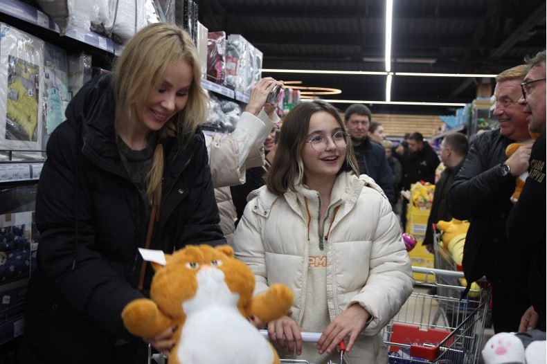 «Тележка добра» и «Коробка храбрости» дарят радость самым юным жителям ЛНР «Тележка добра» и «Коробка храбрости» дарят радость самым юным жителям ЛНР