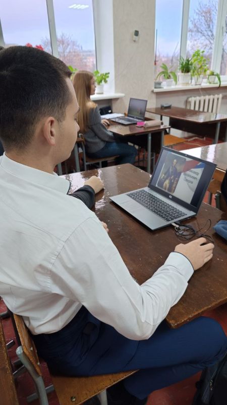 В Краснолучской школе 20 началась реализация Всероссийского народного проекта "Лица Героев", инициированного партией "Единая Россия" в рамках партийного проекта "Новая школа" В Краснолучской школе 20 началась реализация Всероссийского народного проекта "Лица Героев", инициированного партией "Единая Россия" в рамках партийного проекта "Новая школа"