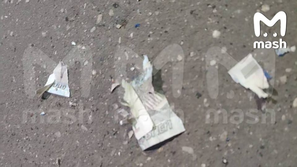 Ребенку оторвало пальцы из-за взрывного устройства, он поднял на улице пачку денег Ребенку оторвало пальцы из-за взрывного устройства, он поднял на улице пачку денег