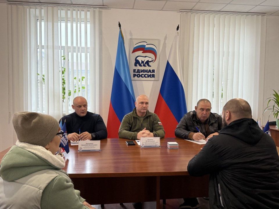 В Региональной общественной приёмной председателя партии «Единая Россия» Д.А. Медведева в ЛНР мною, как депутатом Народного Совета ЛНР и заместителем руководителя ЛРО «БОЕВОГО БРАТСТВА», совместно с представителем военного... В Региональной общественной приёмной председателя партии «Единая Россия» Д.А. Медведева в ЛНР мною, как депутатом Народного Совета ЛНР и заместителем руководителя ЛРО «БОЕВОГО БРАТСТВА», совместно с представителем военного...