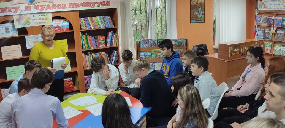 Библиотекари центральной библиотеки для обучающихся ГБОУ ЛНР «Брянковская средняя школа № 9» 8-Б класса подготовили информационный час «Право на счастье», из которого ребята узнали, как называется наука, изучающая счастье... Библиотекари центральной библиотеки для обучающихся ГБОУ ЛНР «Брянковская средняя школа № 9» 8-Б класса подготовили информационный час «Право на счастье», из которого ребята узнали, как называется наука, изучающая счастье...