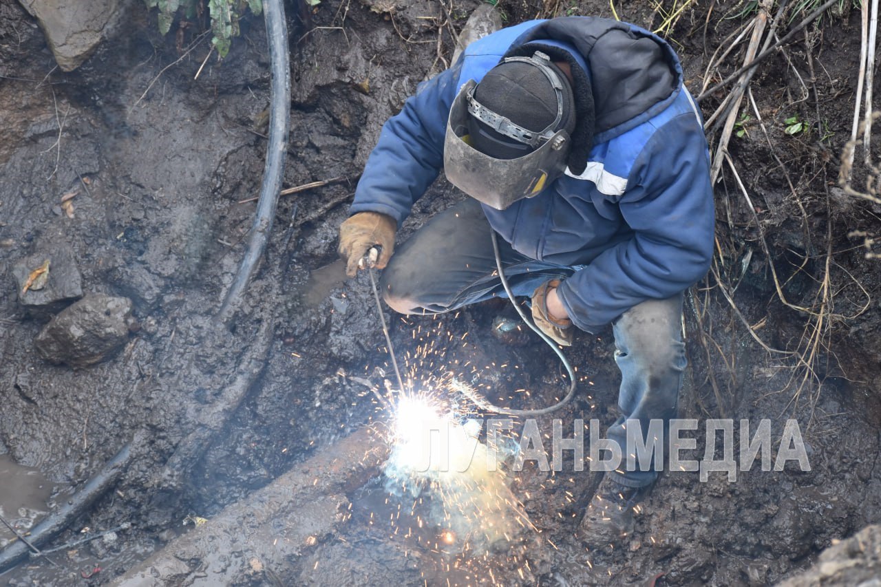 Специалисты Кировского участка Луганскводы проводят работы по устранению утечек воды на сетях водоснабжения в городе Кировск Специалисты Кировского участка Луганскводы проводят работы по устранению утечек воды на сетях водоснабжения в городе Кировск
