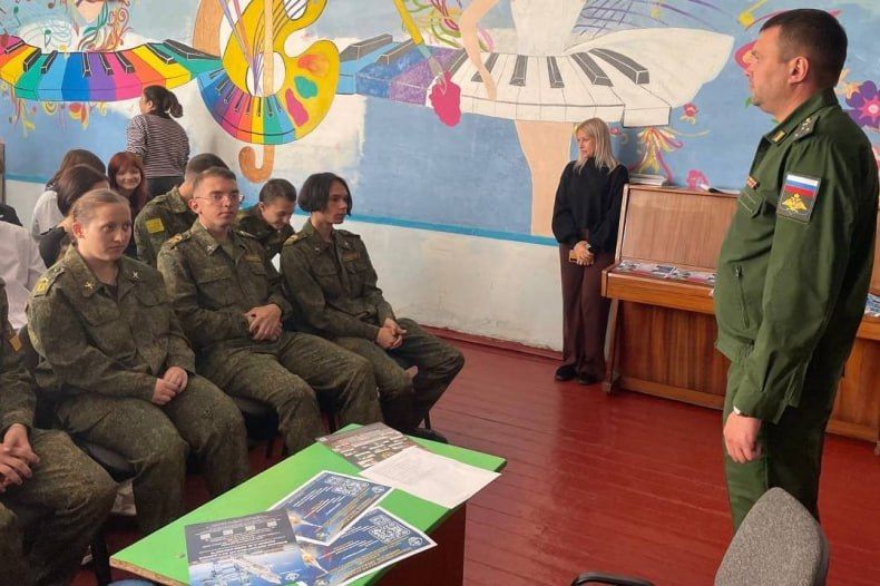 В Свердловской средней школе №9 сотрудники военного комиссариата провели мероприятие по военно-патриотическому воспитанию молодежи В Свердловской средней школе №9 сотрудники военного комиссариата провели мероприятие по военно-патриотическому воспитанию молодежи