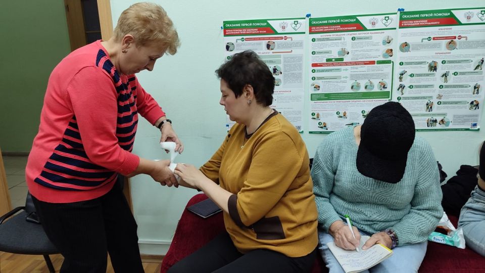 Ещё одна группа слушателей Курсов первой помощи овладела знаниями и навыками, получила сертификаты об обучении Ещё одна группа слушателей Курсов первой помощи овладела знаниями и навыками, получила сертификаты об обучении