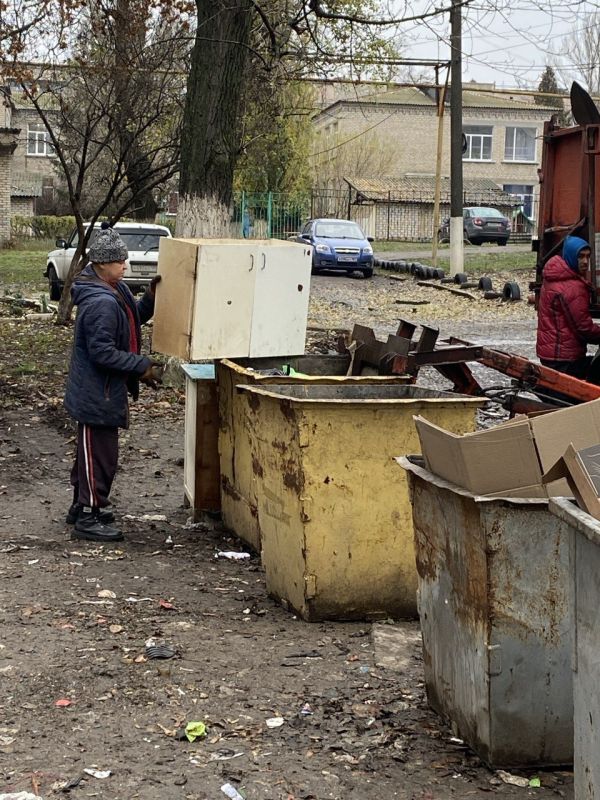 Коммунальные службы города проводят плановую и очень важную работу – уборку мусора в местах расположения мусорных баков по ул. Молодежной Коммунальные службы города проводят плановую и очень важную работу – уборку мусора в местах расположения мусорных баков по ул. Молодежной