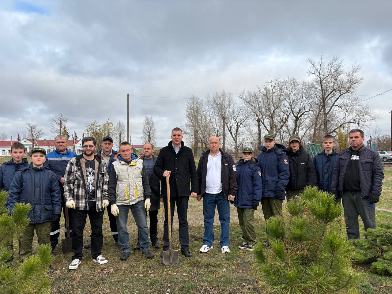 Альберт Зинченко: Первый заместитель Главы Станично-Луганского МО Владимир Макеев принял участие в высадке деревьев в Сквере Железнодорожников