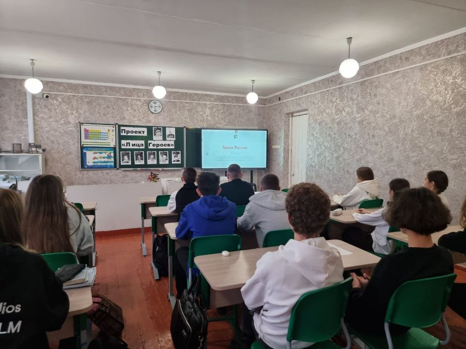 В Краснолучской школе 20 началась реализация Всероссийского народного проекта "Лица Героев", инициированного партией "Единая Россия" в рамках партийного проекта "Новая школа" В Краснолучской школе 20 началась реализация Всероссийского народного проекта "Лица Героев", инициированного партией "Единая Россия" в рамках партийного проекта "Новая школа"