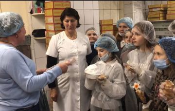 Неделя качества в ЛНР: Школьники окунулись в сладкий мир кондитерского искусства