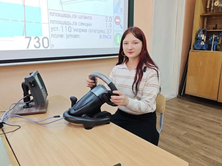 Дочь бойца СВО стала трактористкой и мечтает поступить в танковое училище Дочь бойца СВО стала трактористкой и мечтает поступить в танковое училище