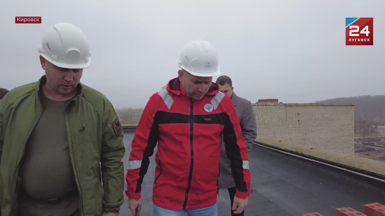 В Кировске завершен ремонт крыш четырех домов, еще столько же – на финальном этапе работ