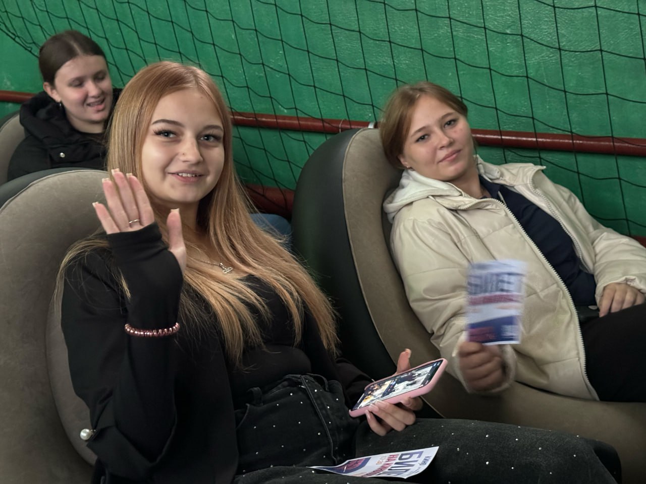 Переездной кинотеатр продолжает работу в посёлках Антрацитовского муниципального округа Переездной кинотеатр продолжает работу в посёлках Антрацитовского муниципального округа