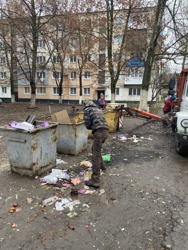 Коммунальные службы города проводят плановую и очень важную работу – уборку мусора в местах расположения мусорных баков по ул. Молодежной Коммунальные службы города проводят плановую и очень важную работу – уборку мусора в местах расположения мусорных баков по ул. Молодежной