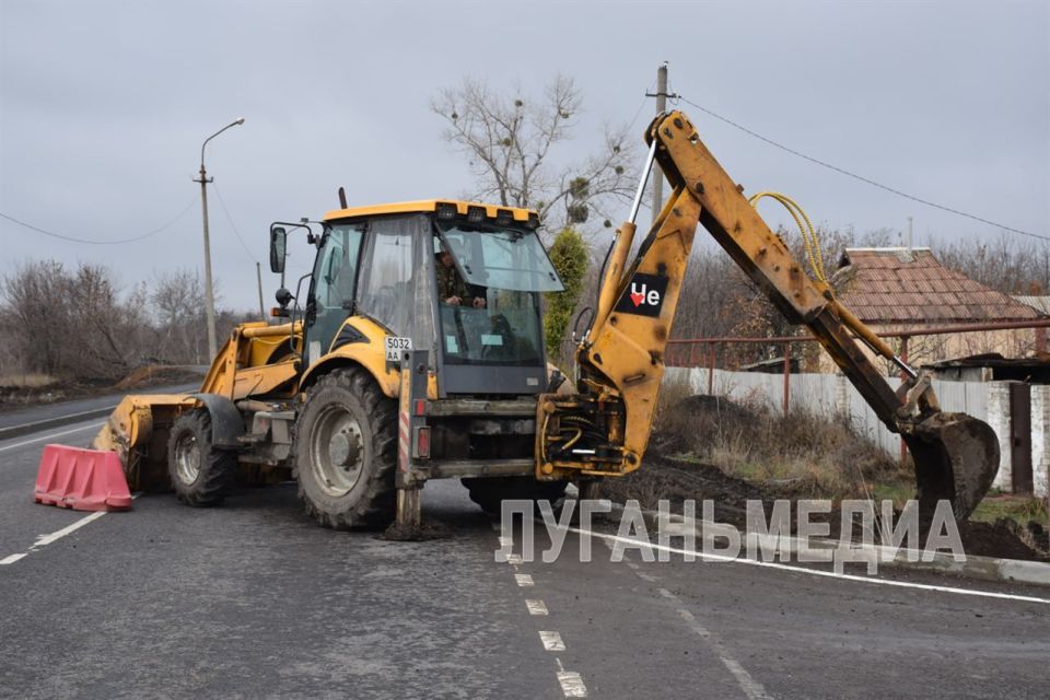 Специалисты Кировского участка Луганскводы проводят работы по устранению утечек воды на сетях водоснабжения в городе Кировск Специалисты Кировского участка Луганскводы проводят работы по устранению утечек воды на сетях водоснабжения в городе Кировск