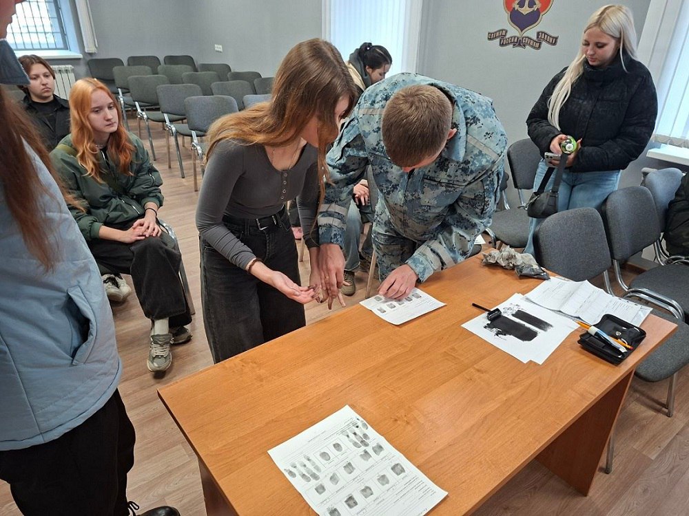 Сотрудники транспортной полиции Луганска провели ознакомительную экскурсию для студентов с линейным отделом полиции