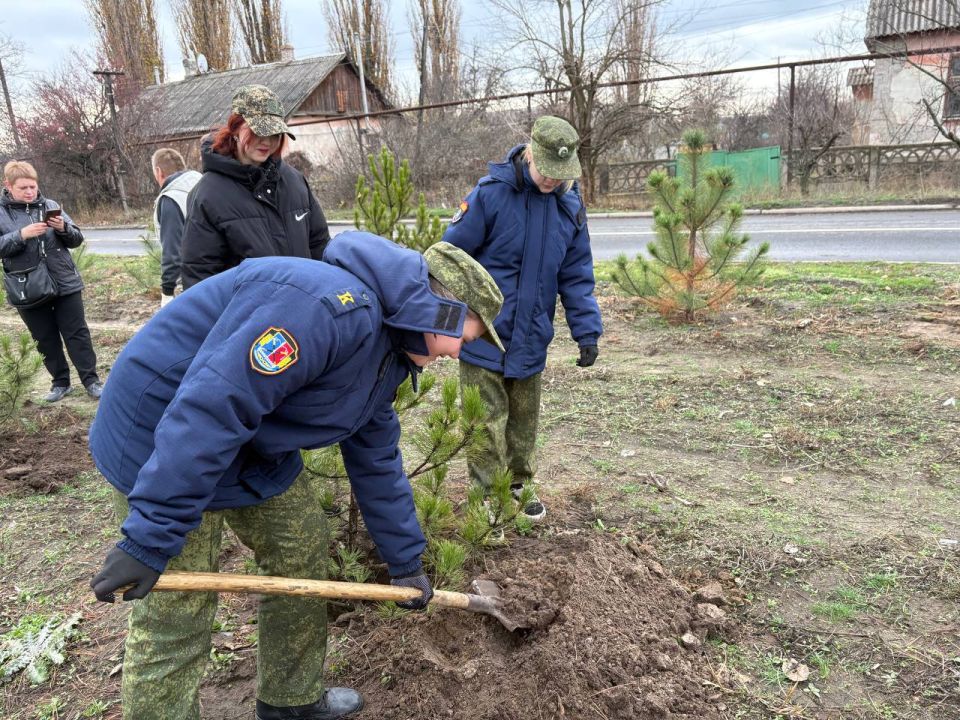 Альберт Зинченко: Первый заместитель Главы Станично-Луганского МО Владимир Макеев принял участие в высадке деревьев в Сквере Железнодорожников Альберт Зинченко: Первый заместитель Главы Станично-Луганского МО Владимир Макеев принял участие в высадке деревьев в Сквере Железнодорожников