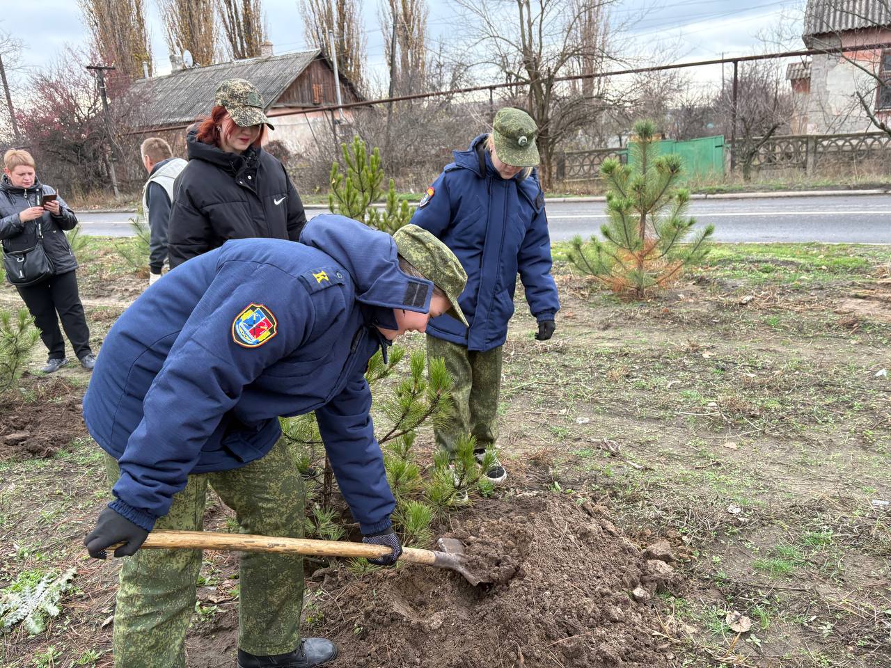 Альберт Зинченко: Первый заместитель Главы Станично-Луганского МО Владимир Макеев принял участие в высадке деревьев в Сквере Железнодорожников Альберт Зинченко: Первый заместитель Главы Станично-Луганского МО Владимир Макеев принял участие в высадке деревьев в Сквере Железнодорожников