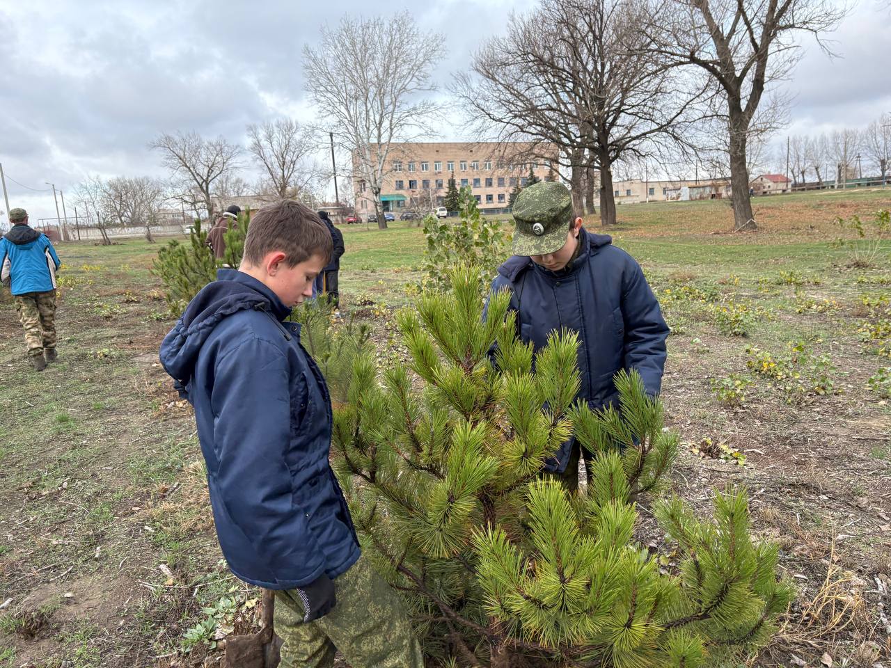 Альберт Зинченко: Первый заместитель Главы Станично-Луганского МО Владимир Макеев принял участие в высадке деревьев в Сквере Железнодорожников Альберт Зинченко: Первый заместитель Главы Станично-Луганского МО Владимир Макеев принял участие в высадке деревьев в Сквере Железнодорожников
