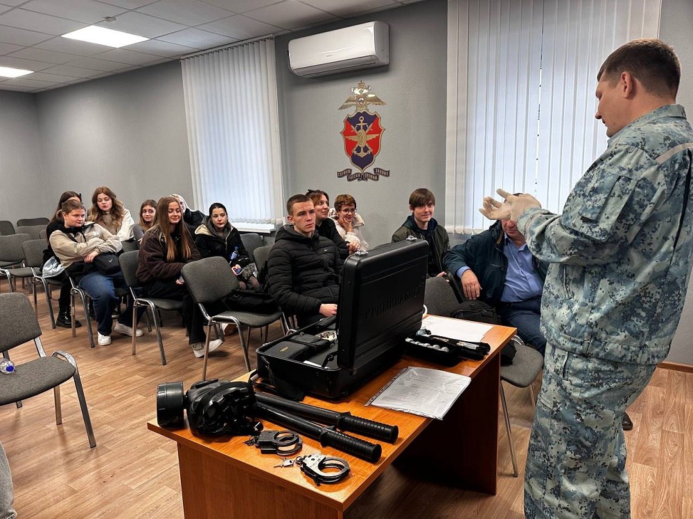 Сотрудники транспортной полиции Луганска провели ознакомительную экскурсию для студентов с линейным отделом полиции Сотрудники транспортной полиции Луганска провели ознакомительную экскурсию для студентов с линейным отделом полиции