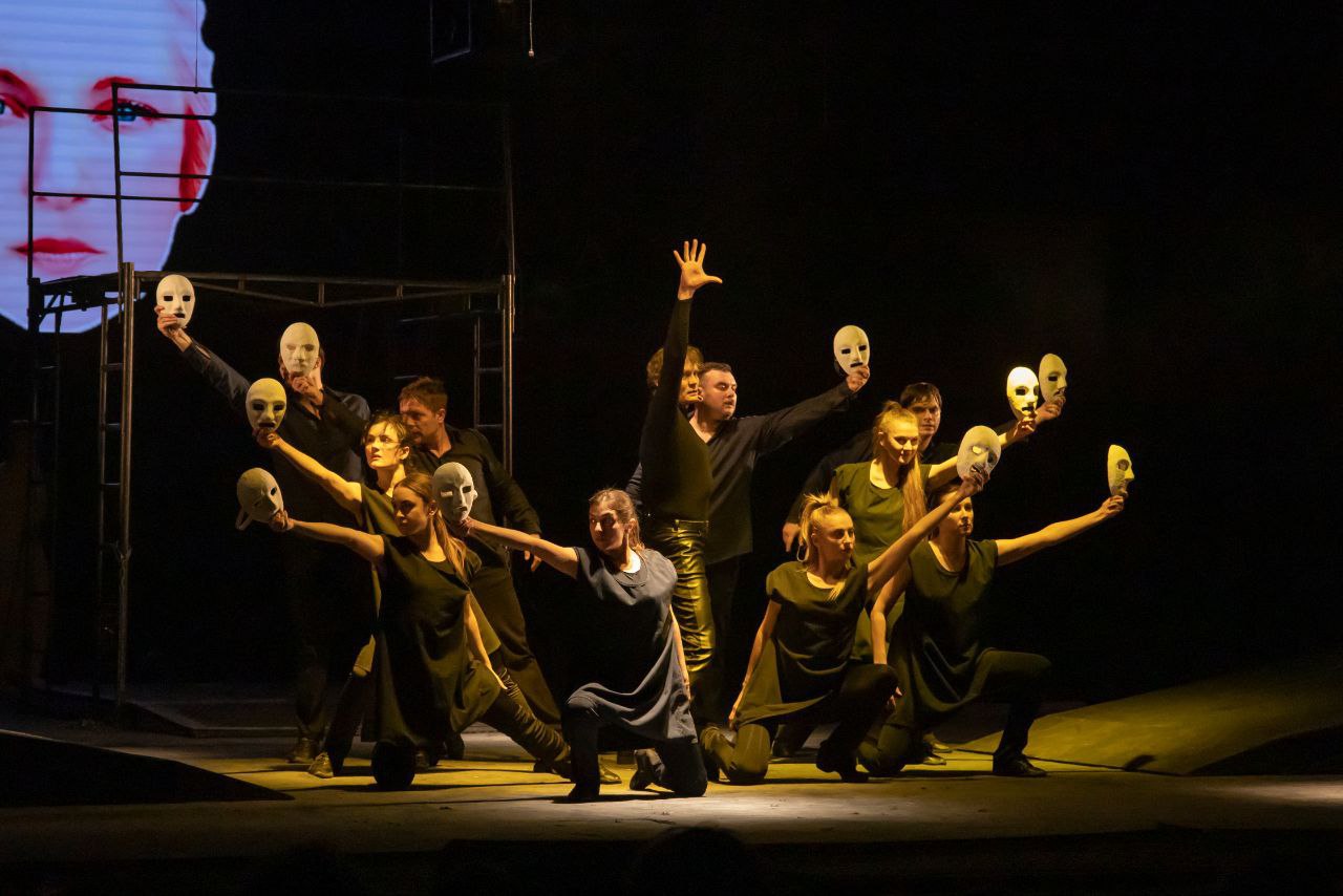 В Луганском академическом музыкально-драматическом театре имени М. Голубовича — полный аншлаг! В Луганском академическом музыкально-драматическом театре имени М. Голубовича — полный аншлаг!