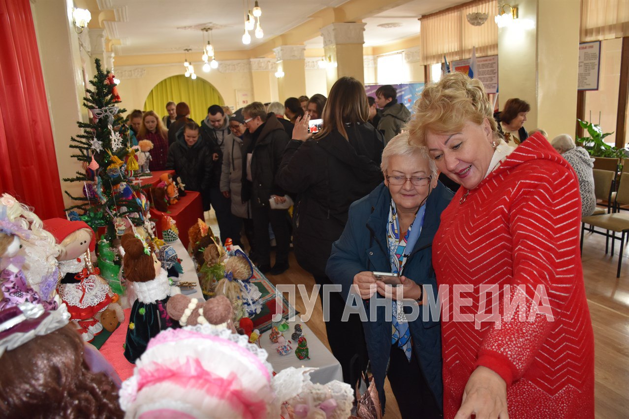 Мастерица города Кировска провела открытие персональной выставки «И у куклы есть душа» Мастерица города Кировска провела открытие персональной выставки «И у куклы есть душа»