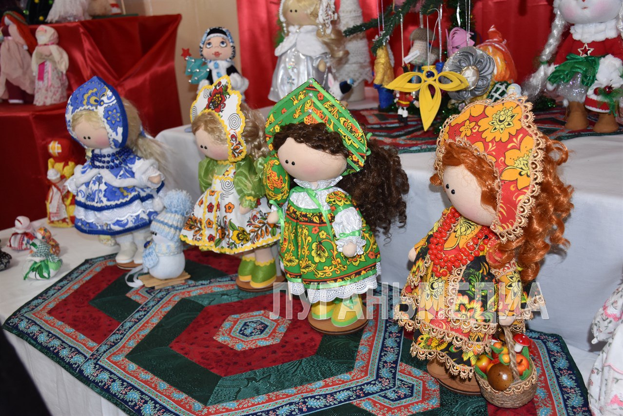 Мастерица города Кировска провела открытие персональной выставки «И у куклы есть душа» Мастерица города Кировска провела открытие персональной выставки «И у куклы есть душа»