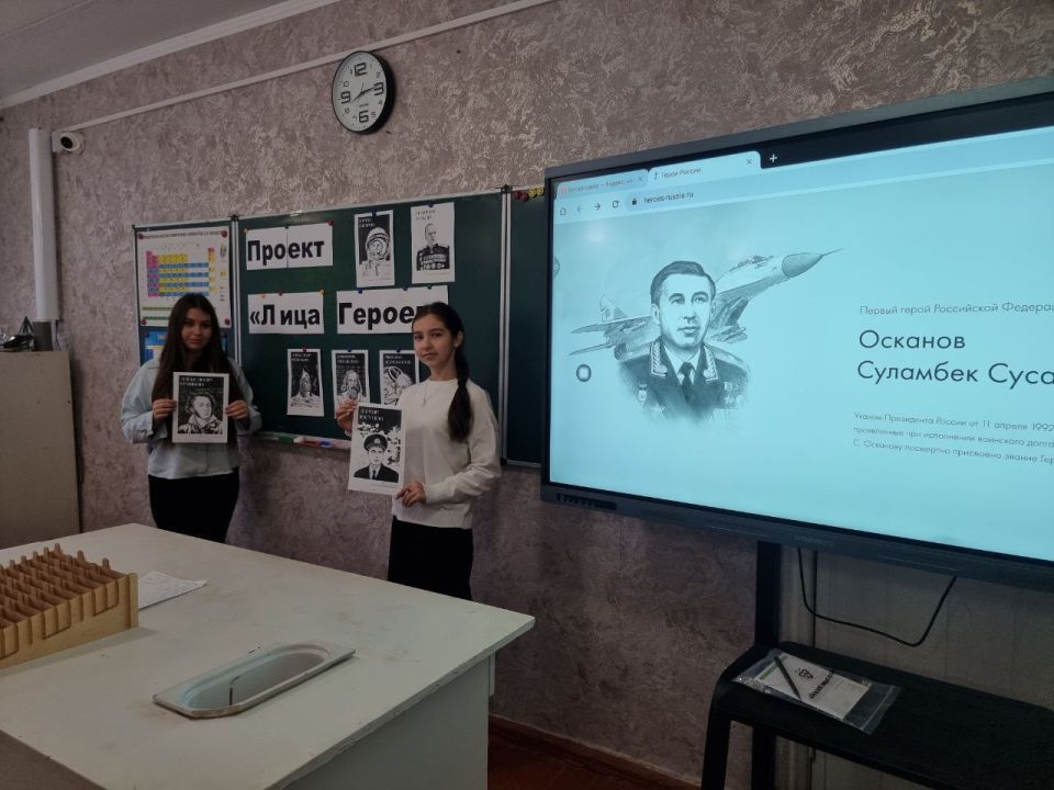 В Краснолучской школе 20 началась реализация Всероссийского народного проекта "Лица Героев", инициированного партией "Единая Россия" в рамках партийного проекта "Новая школа" В Краснолучской школе 20 началась реализация Всероссийского народного проекта "Лица Героев", инициированного партией "Единая Россия" в рамках партийного проекта "Новая школа"