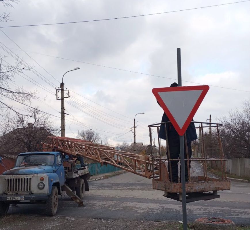 Коммунальные службы проводят работы на территории города Коммунальные службы проводят работы на территории города