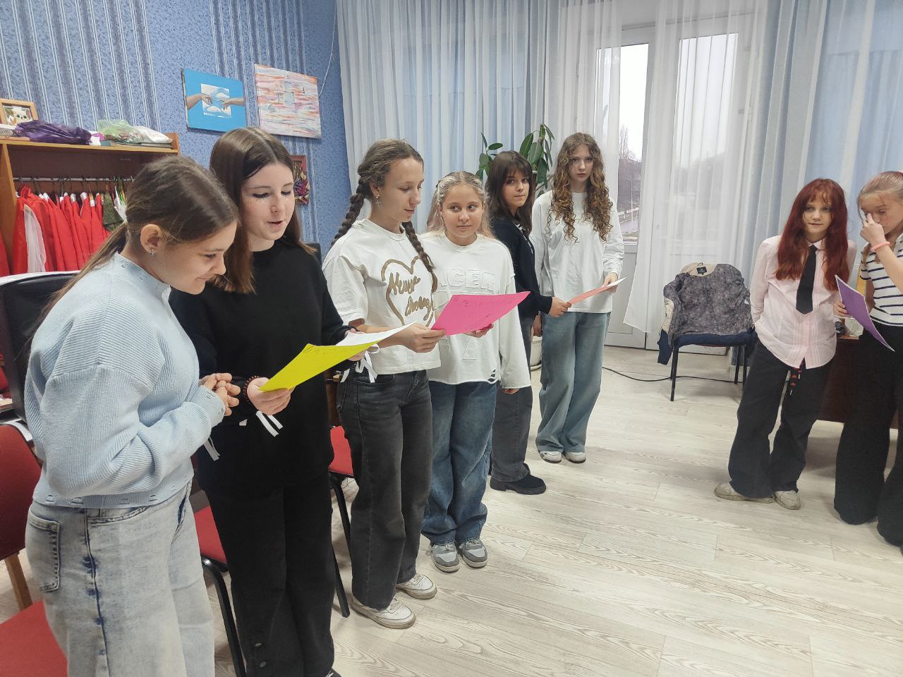 В Кировском городском Дворце культуры состоялся песенный марафон, посвященный Дню доброты «Дорогою добра» В Кировском городском Дворце культуры состоялся песенный марафон, посвященный Дню доброты «Дорогою добра»