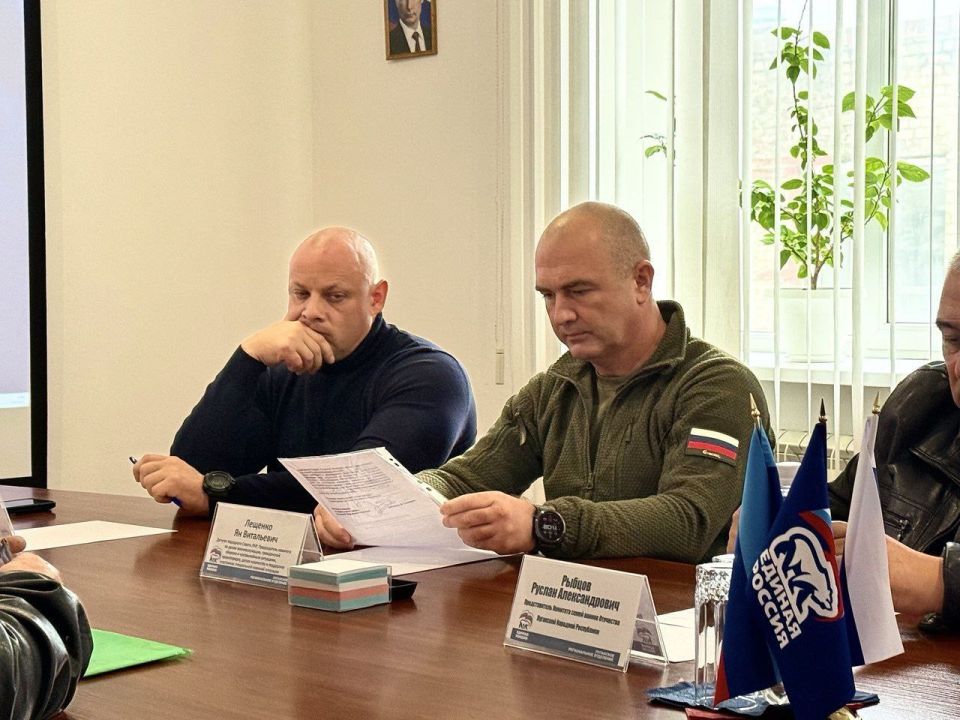 В Региональной общественной приёмной председателя партии «Единая Россия» Д.А. Медведева в ЛНР мною, как депутатом Народного Совета ЛНР и заместителем руководителя ЛРО «БОЕВОГО БРАТСТВА», совместно с представителем военного... В Региональной общественной приёмной председателя партии «Единая Россия» Д.А. Медведева в ЛНР мною, как депутатом Народного Совета ЛНР и заместителем руководителя ЛРО «БОЕВОГО БРАТСТВА», совместно с представителем военного...