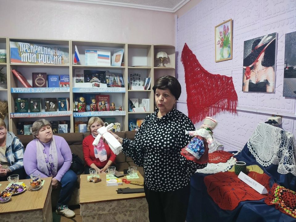В Лутугинской центральной районной библиотеке состоялся вечер-встреча «Удивительный мир рукоделия», приуроченный к Всемирному дню рукоделия В Лутугинской центральной районной библиотеке состоялся вечер-встреча «Удивительный мир рукоделия», приуроченный к Всемирному дню рукоделия