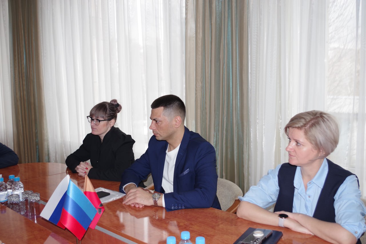 Делегация из Санкт-Петербурга посетила Славяносербский муниципальный округ для укрепления сотрудничества Делегация из Санкт-Петербурга посетила Славяносербский муниципальный округ для укрепления сотрудничества