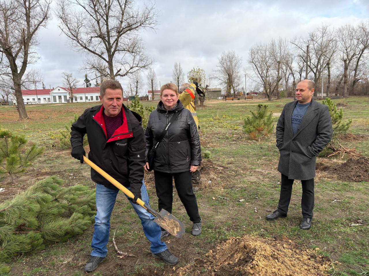 Альберт Зинченко: Первый заместитель Главы Станично-Луганского МО Владимир Макеев принял участие в высадке деревьев в Сквере Железнодорожников Альберт Зинченко: Первый заместитель Главы Станично-Луганского МО Владимир Макеев принял участие в высадке деревьев в Сквере Железнодорожников