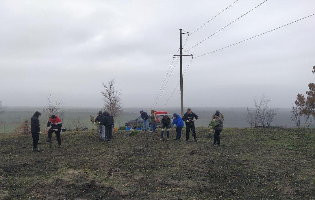 Сотрудники Луганского лесхоза совместно со студентами Луганского педуниверситета высадили 3000 саженцев деревьев Сотрудники Луганского лесхоза совместно со студентами Луганского педуниверситета высадили 3000 саженцев деревьев