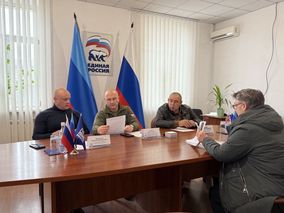 В Региональной общественной приёмной председателя партии «Единая Россия» Д.А. Медведева в ЛНР мною, как депутатом Народного Совета ЛНР и заместителем руководителя ЛРО «БОЕВОГО БРАТСТВА», совместно с представителем военного... В Региональной общественной приёмной председателя партии «Единая Россия» Д.А. Медведева в ЛНР мною, как депутатом Народного Совета ЛНР и заместителем руководителя ЛРО «БОЕВОГО БРАТСТВА», совместно с представителем военного...