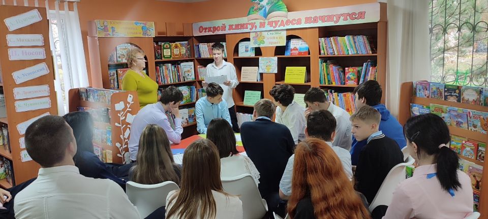 Библиотекари центральной библиотеки для обучающихся ГБОУ ЛНР «Брянковская средняя школа № 9» 8-Б класса подготовили информационный час «Право на счастье», из которого ребята узнали, как называется наука, изучающая счастье... Библиотекари центральной библиотеки для обучающихся ГБОУ ЛНР «Брянковская средняя школа № 9» 8-Б класса подготовили информационный час «Право на счастье», из которого ребята узнали, как называется наука, изучающая счастье...