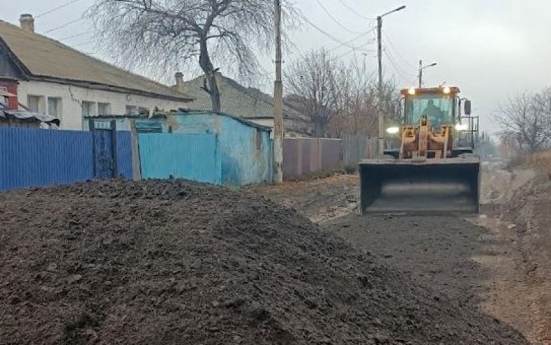 Работники МУП «Благоустройство «СМО» отсыпали часть дороги в пгт Шахтёрский