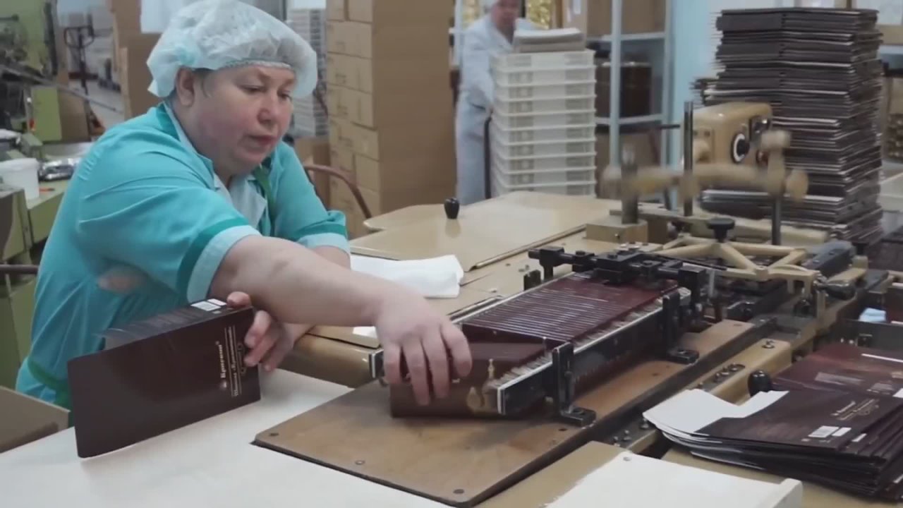 Тысячи новогодних подарков уже готовят в Красноярске для свердловских ребятишек