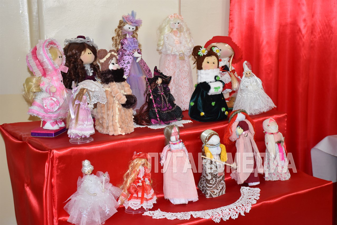 Мастерица города Кировска провела открытие персональной выставки «И у куклы есть душа» Мастерица города Кировска провела открытие персональной выставки «И у куклы есть душа»