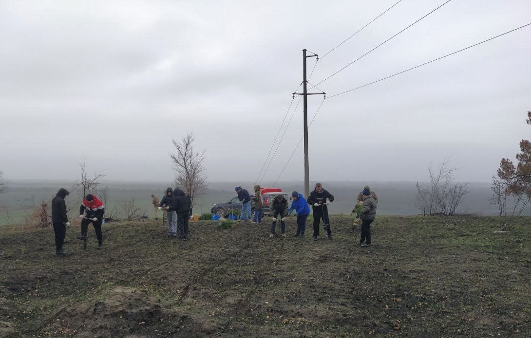 Сотрудники Луганского лесоохотничьего хозяйства совместно со студентами Луганского Государственного педагогического университета высадили 3000 саженцев деревьев в память о героях Отечества Сотрудники Луганского лесоохотничьего хозяйства совместно со студентами Луганского Государственного педагогического университета высадили 3000 саженцев деревьев в память о героях Отечества