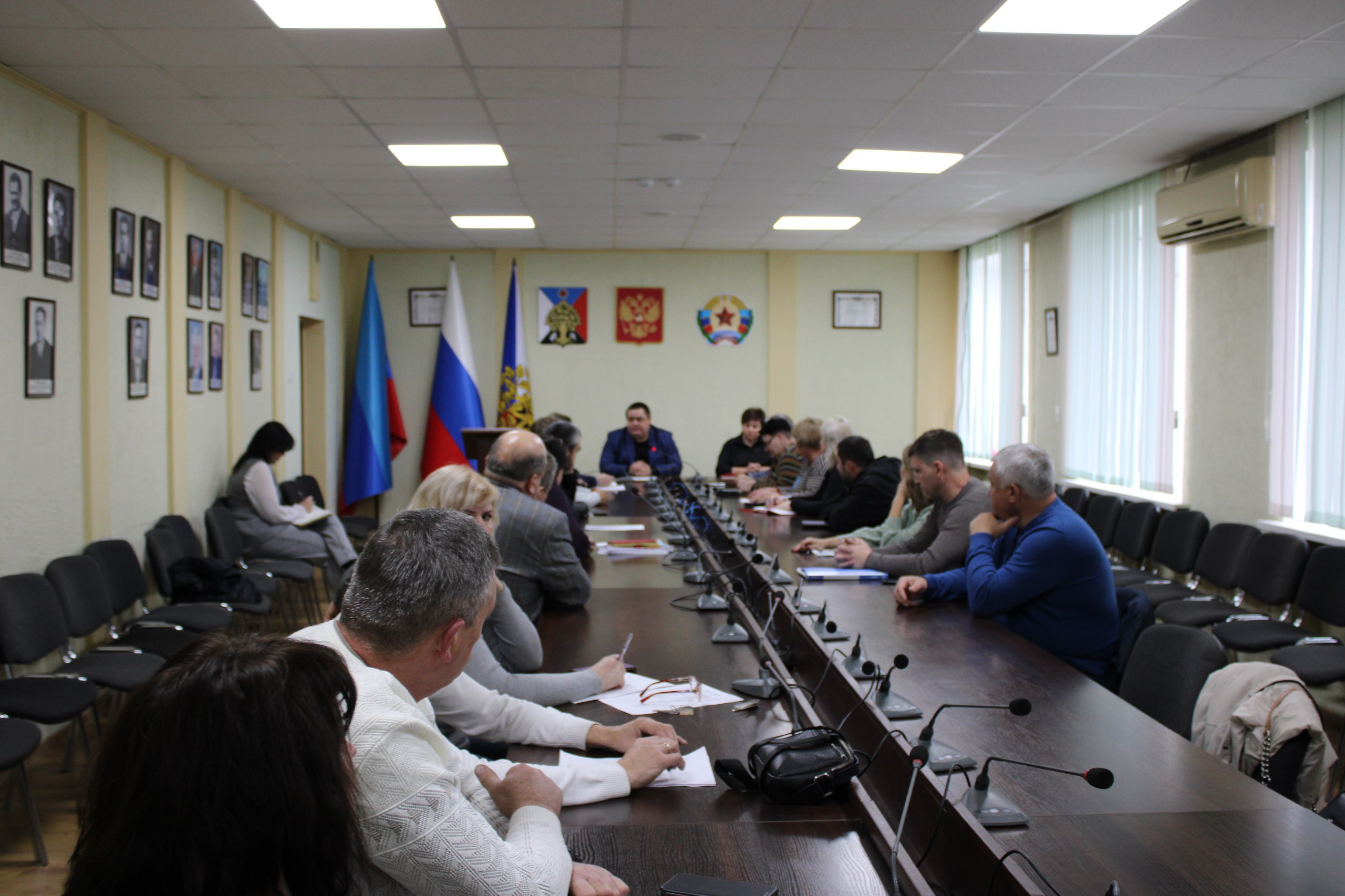 В Администрации городского округа город Ровеньки прошла встреча с предпринимателями города, которую провел Глава городского округа город Ровеньки Андрей Рубанцов В Администрации городского округа город Ровеньки прошла встреча с предпринимателями города, которую провел Глава городского округа город Ровеньки Андрей Рубанцов