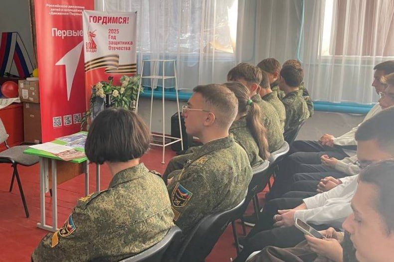 В Свердловской средней школе №9 сотрудники военного комиссариата провели мероприятие по военно-патриотическому воспитанию молодежи В Свердловской средней школе №9 сотрудники военного комиссариата провели мероприятие по военно-патриотическому воспитанию молодежи