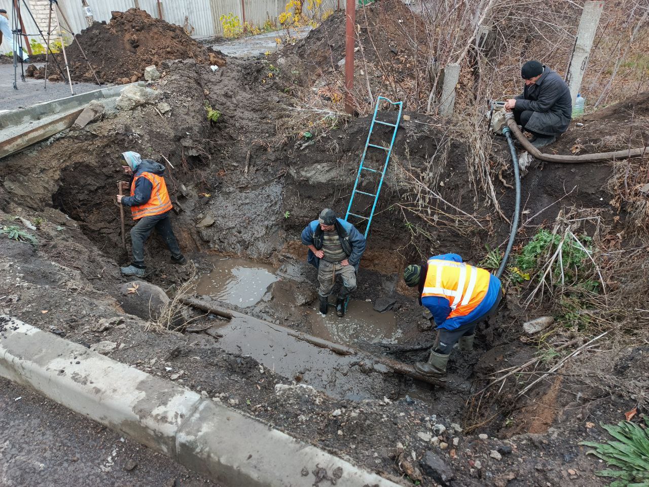 С начала текущего года специалисты Кировского участка «Лугансквода» ликвидировали около 400 утечек на сетях водоснабжения С начала текущего года специалисты Кировского участка «Лугансквода» ликвидировали около 400 утечек на сетях водоснабжения