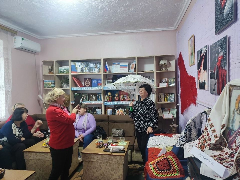В Лутугинской центральной районной библиотеке состоялся вечер-встреча «Удивительный мир рукоделия», приуроченный к Всемирному дню рукоделия В Лутугинской центральной районной библиотеке состоялся вечер-встреча «Удивительный мир рукоделия», приуроченный к Всемирному дню рукоделия