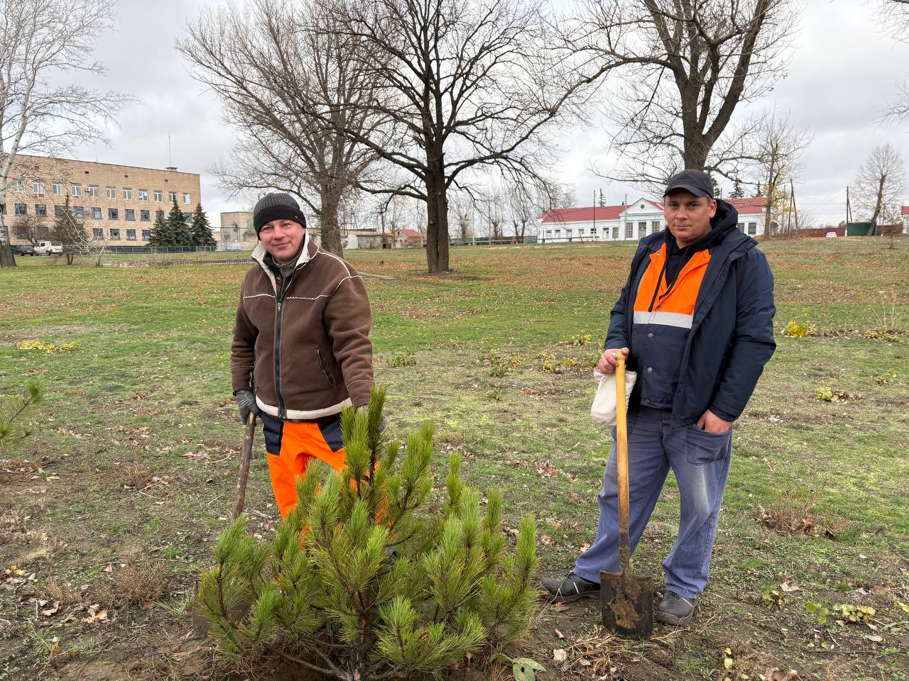 Альберт Зинченко: Первый заместитель Главы Станично-Луганского МО Владимир Макеев принял участие в высадке деревьев в Сквере Железнодорожников Альберт Зинченко: Первый заместитель Главы Станично-Луганского МО Владимир Макеев принял участие в высадке деревьев в Сквере Железнодорожников